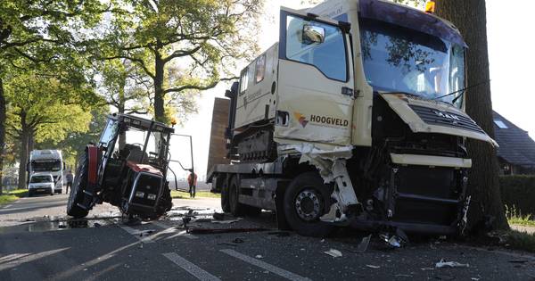 Gewonde na botsing tussen trekker en vrachtwagen bij Lochem.