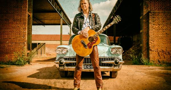 Muzikant Erwin Nyhoff uit Heeten brengt in zijn 6 meter lange Cadillac rock 'n roll bij u thuis - De
