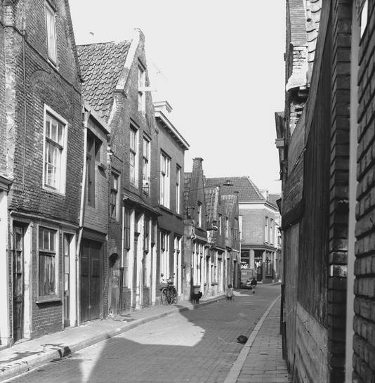 De Gevulde Gracht, foto uit 1958. Het hoekhuis in de verte bestaat nog (Blindeliedengasthuissteeg en Tolbrugstraat LZ).