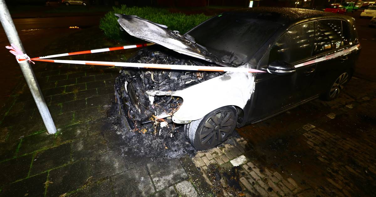 Auto zwaar beschadigd bij 53e autobrand van het jaar in Enschede, politie doet onderzoek #Enschede.