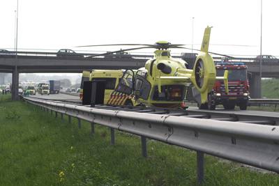 Dode en zwaargewonde bij ernstig ongeluk op A15 bij Echteld, snelweg dicht