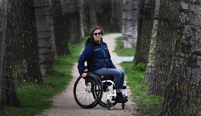 Marianne (32) uit Culemborg doet in rolstoel mee aan Walk for MS: ‘Gaat vast op rolletjes’