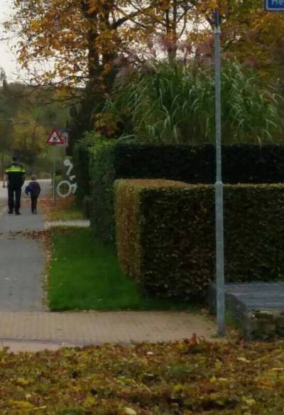 Twee jongens samen op bijrijdersstoel, politie brengt er een te voet thuis