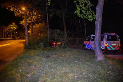 Automobilist rijdt de struiken in met auto van vader en slaat op de vlucht in Nijmegen