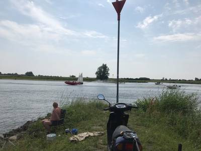 'Invasie van speedboten' op de Rijn jaagt roeiers en scouts schrik aan