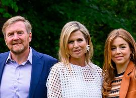 Zó lekker gewoon gebleven: Willem-Alexander, Máxima en Alexia halen gezellig een kapsalon