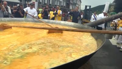 Belgen bakken omelet van vier meter breed