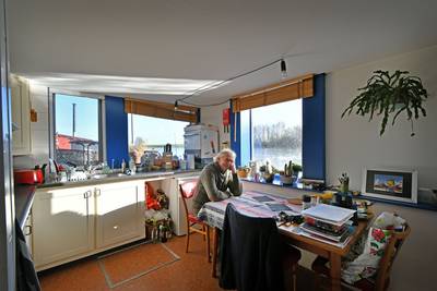 Peter woont op een afgedankt werkschip: 'Een jongensdroom'