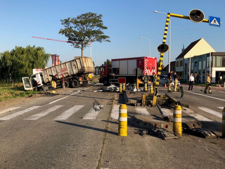 Steenweg plaatselijk afgesloten na spectaculair ongeval ...