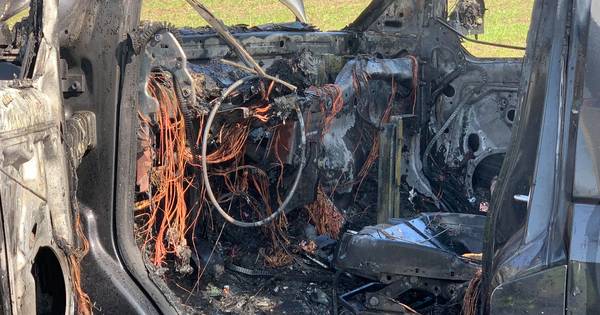 Busje verwoest door brand op weg tussen Biezenmortel en Oisterwijk