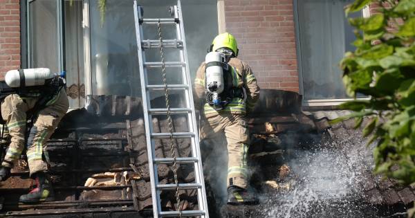 Grote brand in twee woningen in Nieuwerkerk aan den IJssel .