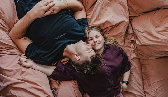 ‘Vier jaar geleden kenden we elkaar niet, en kijk ons nu’: tussen de lakens met Amelie Albrecht en Matteo Beyney