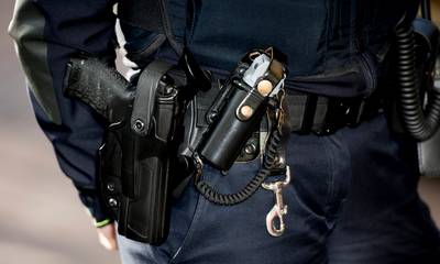 Duo in Grave aangehouden voor mishandeling: agent moet wapen trekken