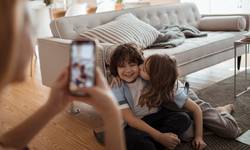 4 op de 10 ouders zetten ongevraagd foto van kind online: experts leggen uit hoe het wel moet