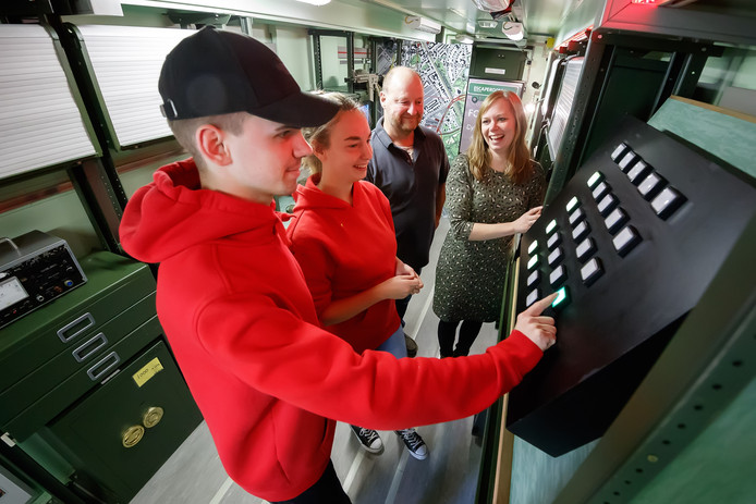 Frank Kastelein maakt mobiele escaperooms van vrachtwagentrailers. In beeld met Cas, Demi en Mélanie.