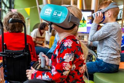 In het ziekenhuis liggen en toch buiten spelen? Met een virtual realitybril wordt dit werkelijkheid voor patiëntjes WKZ