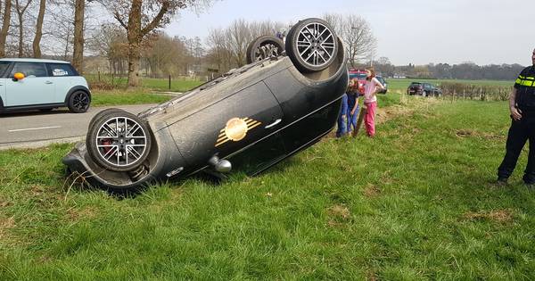 Auto over de kop bij Overasselt