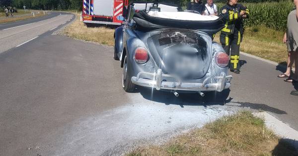 Pas gerenoveerde oldtimer vat vlam bij Weerselo, brandweer redt auto