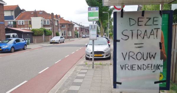 Pizzareclame met 'bloemkolen' afgeplakt in Gouda | Gouda - AD.nl