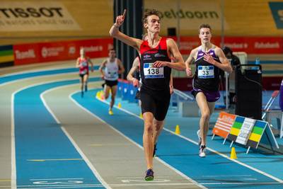 Foppen neemt revanche op uitsluiting en grijpt titel op NK-indoor