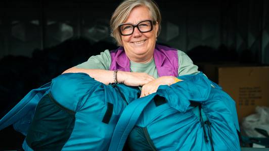 Sjerp uit en vrijwilligersshirt aan: burgemeester van Niel helpt kampeerders aan tent op camping van Tomorrowland