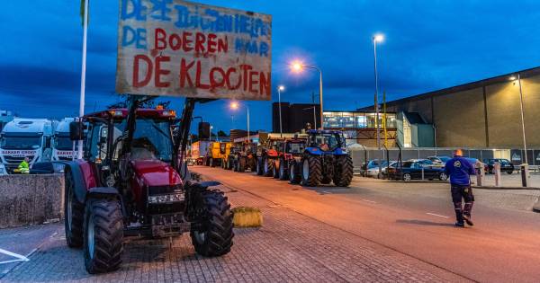 Boze boeren blokkeren in- en uitgang distributiecentrum Albert Heijn in Tilburg.