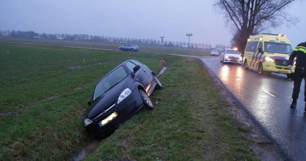 Vrouw gewond nadat auto in sloot belandt in Haarsteeg - BD.nl