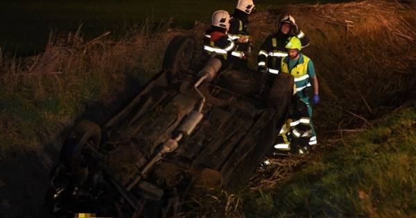 Auto raakt van weg en belandt op kop in sloot Oeffelt - De Gelderlander