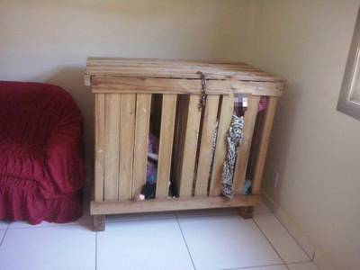 Ouders sluiten 3-jarige tweeling op in houten kist om te kunnen werken