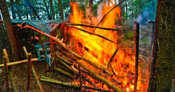 Bosburcht brandt af in Riethoven