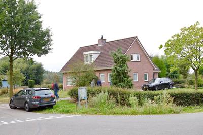 Politie doet huiszoeking bij moordverdachte Joop V. in Beers