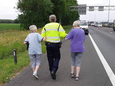 Lof voor automobilisten die bejaarde dames en hond uit gekantelde camper redden