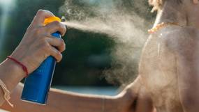 Hoelang mag je zonnecrème bewaren? En hoe doe je dat best? Een dermatoloog licht toe