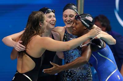 Amerikaanse vrouwen in wereldrecord naar goud