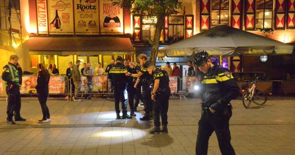 BIJ MIJ WEER OM DE HOEK :-(( Verdachte vlucht na nachtelijk #schietincident in centrum #DenHaag. #scooter