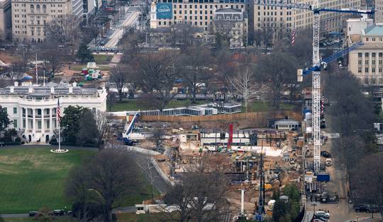Wat bouwt het Amerikaanse leger onder de ‘gouden’ balzaal van het Witte Huis? ‘Een groot complex’, verklapt Trump