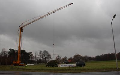 Omgewaaide Sterren Stralen-boom wordt weer rechtop gezet