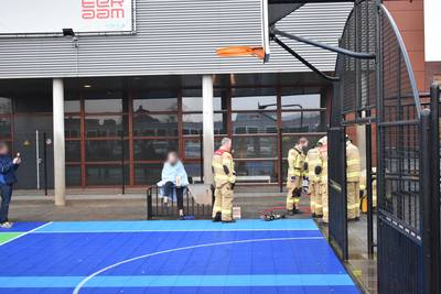 Brandweer bevrijdt jongen uit voetbalgoal