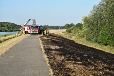 Ruim 100 meter aan berm in brand in Laag-Keppel
