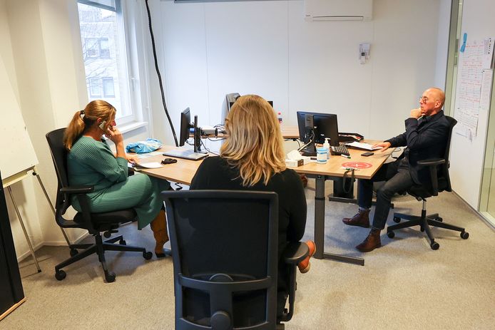 Medewerkers van Veilig Thuis op kantoor in Helmond. Zij zijn standby voor crisissituaties.