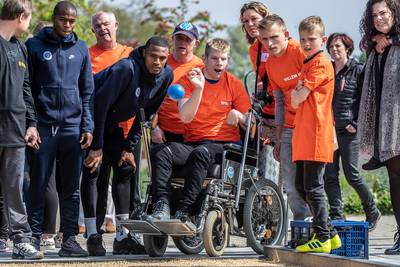 Verstandelijk beperkten mogen potje voetballen tegen hun helden van De Graafschap