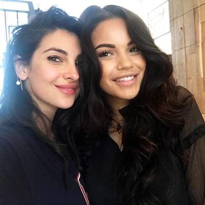 Anna en Monica zoenen op cover LINDA.meiden