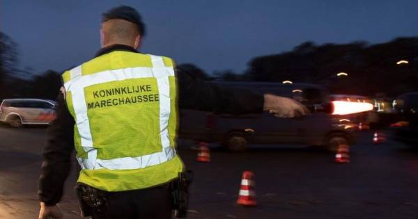 Vijf arrestaties bij grenscontrole A12; dronken wandelaar van N-weg geplukt
