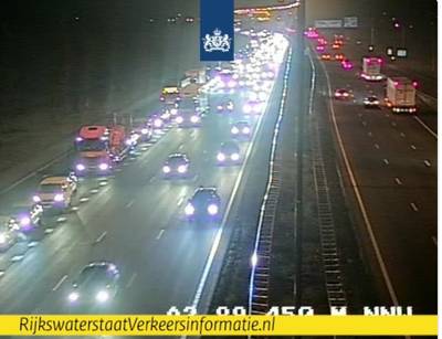 Fileleed in de ochtendspits na ongeval op A12 en aanrijding met voertuig wegwerkers op A15