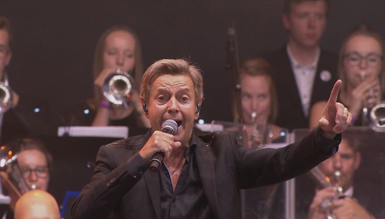 Willy Sommers met groot orkest van Helmut Lotti op podium ...