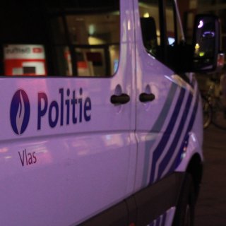 Man valt mensen aan met een balk in Kortrijk: twee personen zwaargewond