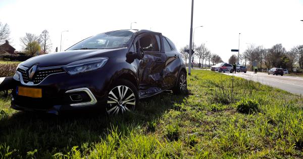 Twee gewonden bij botsing tussen vrachtwagen en auto in Oploo