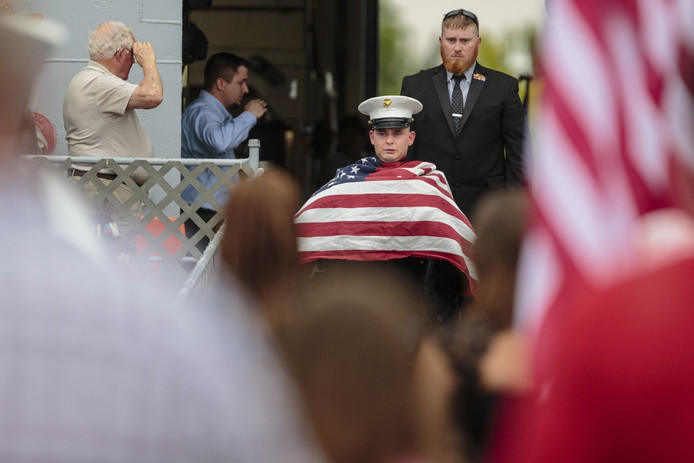 Jeff DeYoung draagt de kist van Cena met een Amerikaanse vlag eroverheen.