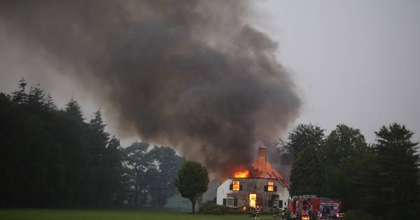 Bliksem slaat in bij woonboerderij Esch: oma van gezin ontsnapt aan vlammen ...
