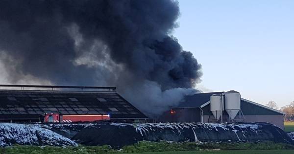 Grote brand in schuur met landbouwmachines in Zieuwent, vader en zoon naar ziekenhuis - De Stentor